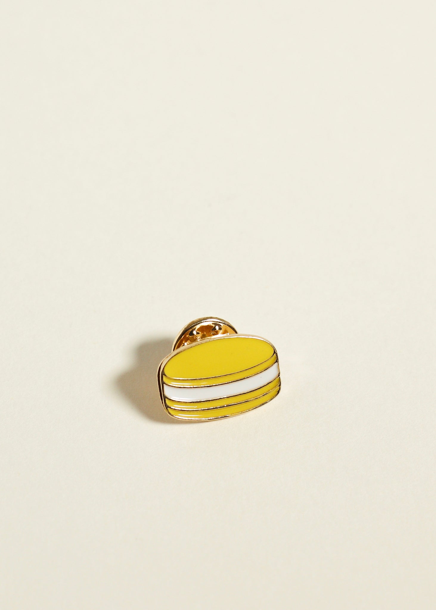 Pin’s MACARON jaune - Voguette Paris